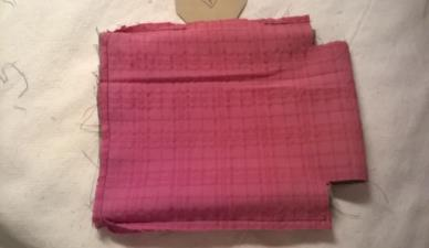 Leikkaa kangaskappaleet (päällys ja vuori) 22 x 42 cm kokoisiksi mallin mukaan.