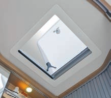 Hymer Exsis-i Vakiovarusteet LED Hyvä ilmanvaihto, hyvä suoja: Suuri maitolasinen kattoluukku (40 x 40 cm) pesuhuoneessa