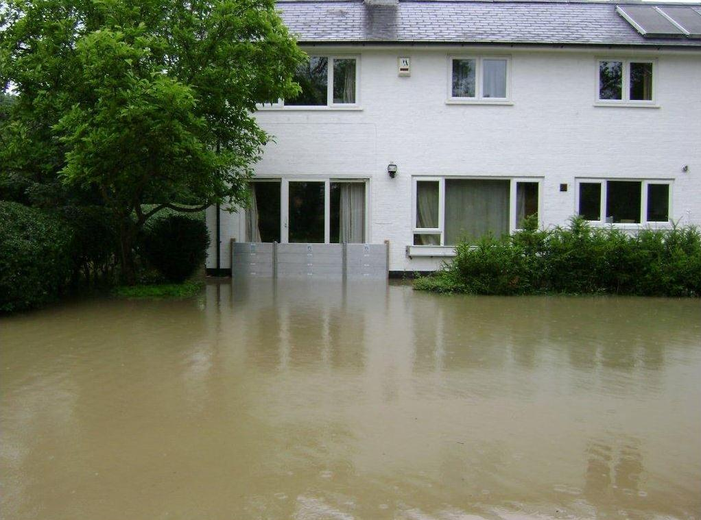 Kuva 56. Esimerkki ovien ja ikkunoiden tulvasuojauksesta Iso-Britanian talven 2013 2014 tulvassa.