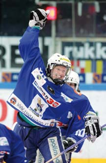 Edetä voi myös huipulle Ringeten SM-sarjassa sekä Suomen maajoukkueessa luisteleva Kirsi Pukkila on pelannut ringetteä jo 21 vuotta.