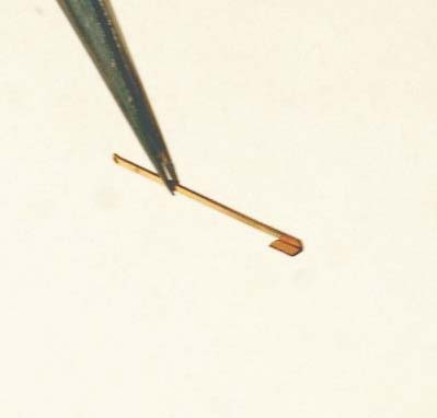 Pujota nipukasta 0,5-0,6 mm messinkilanka jarruvivun akseliksi.