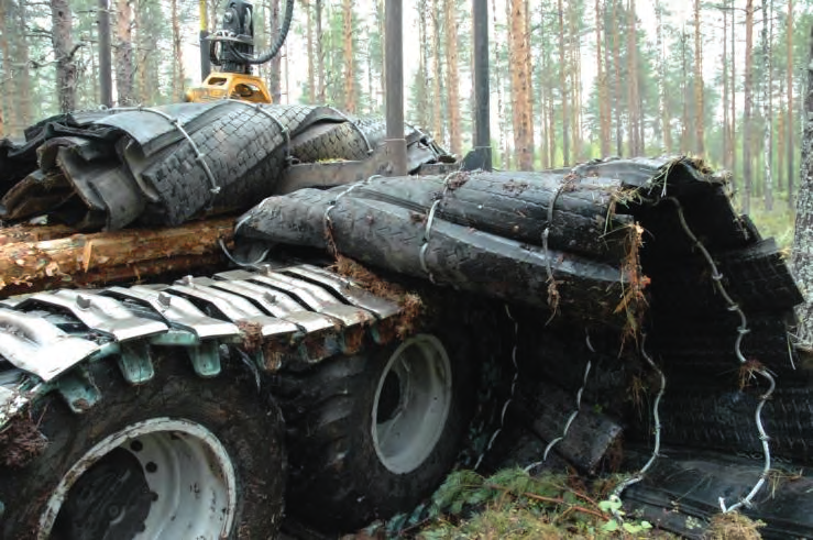 Ajourapainumaa kumimatolla vahvistetulla ajouralla ei voitu testata kumimattojen käyttökelvottomuuden takia. KUVA 23. Kumimatto testauksissa (Kuva Kati Kontinen). 4.