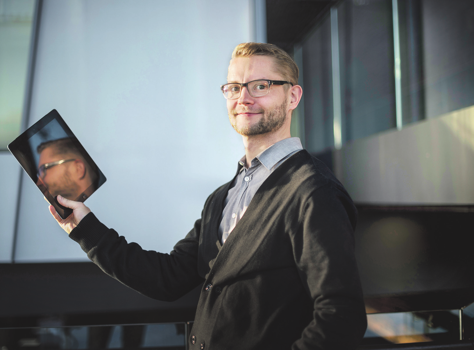 Askel askeleelta. Readomia kolmen yhtiökumppanin kanssa kehittävä Juha Honkonen tekee firman töitä toistaiseksi kotona, koodaajan tiloissa ja kaupungilla.