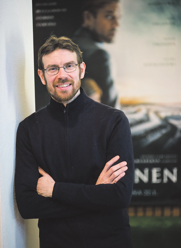 Juha Kauppisen näköinen mies Manu Marttinen, teksti Heli Saarela, kuva Tutkivien toimittajien työ näkyy Talvivaara-elokuvassa.