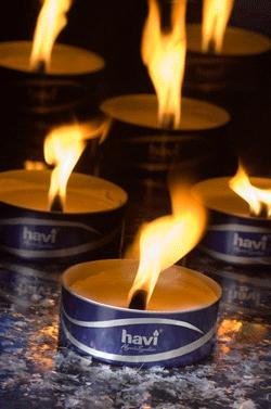 Avotuli Kynttilät aiheuttavat vuosittain toista sataa tulipaloa Suomessa, ja useimmiten syynä on huolimattomuus kynttilöiden käsittelyssä.