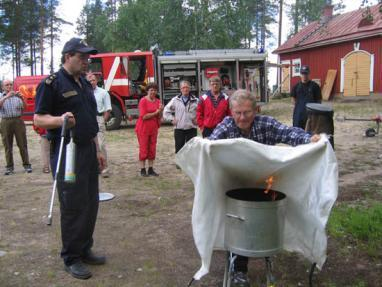 tukahdutetaan palo ( estetään hapen pääsy ) -soveltuu mainiosti pienen palonalun