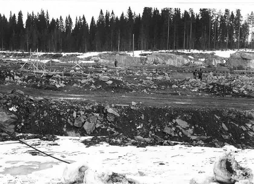 15 (38) Kuva 8 Savon Sellun tehtaan rakentamisvaiheita 1963 1967 Kuvasta 9 voi nähdä tehtaan lähiympäristön olevan metsävaltaista ja taustalla Kallaveden.