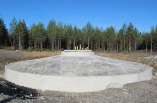 Jos tuulivoimala perustetaan kallioon ankkuroiden, on betonin tarve vähäisempi ja siten myös kuljetukset vähenevät. Mikäli betoniasema tuodaan hankealueelle, kuljetusmatkat lyhenevät.