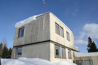 Muiden voimaloiden pylväät jäävät itään laskevien maastonmuotojen myötä metsän joukkoon.