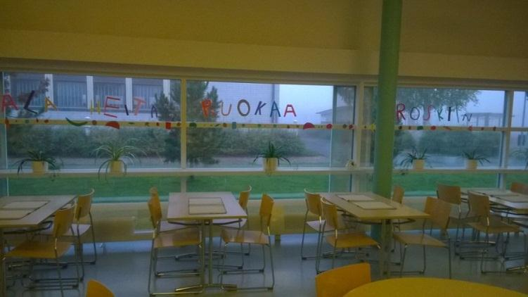 24 Kuvio 3. Oppilaiden askartelemia töitä Älä heitä ruokaa roskiin valtakunnallisella Hävikkiviikolla. Oppilaille ja henkilökunnalle kerrottiin joka päivä lautashävikkiseurannan tulokset.
