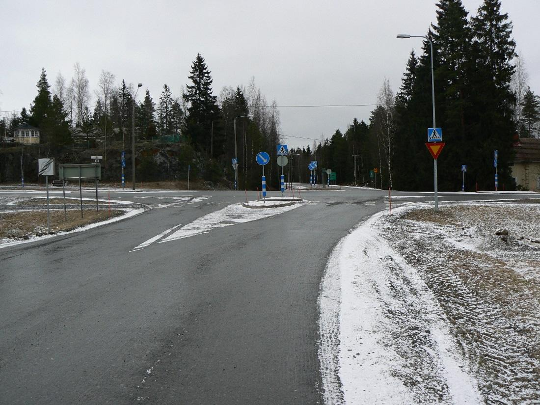 Tutkimuspaikan risteyksestä menee suojatiet Kiimakalliontien pohjois- ja eteläpuolella