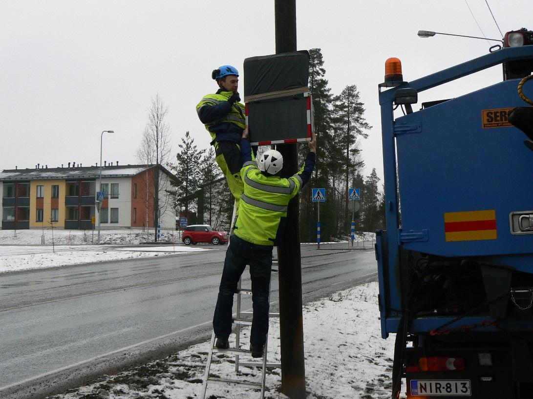 sa 8. Nopeusnäyttötaulun tallessa pysyminen varmistetaan ketjulla ja lukolla. Näyttötaulu asennetaan pystysuuntaisesti 90 kulmaan tiehen nähden.