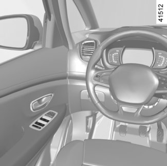 5 1 4 3 2 6 Takamatkustajien turvavarusteet Kuljettaja voi estää lasinnostinten toiminnan painamalla kytkintä 4. Kojetauluun ilmestyy vahvistusviesti.
