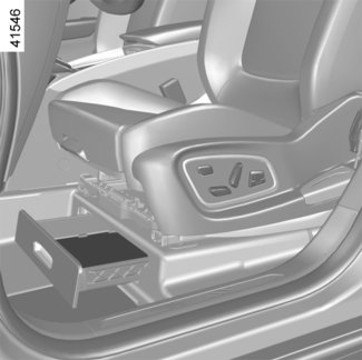 MATKUSTAMON SÄILYTYSLOKEROT JA -TILAT (3/8) 10 11 12 Kuljettajan istuimen alla oleva vetolaatikko 10 Vetolaatikoissa voidaan säilyttää esim. karttoja tai auton ja lisälaitteiden käyttöoppaita.