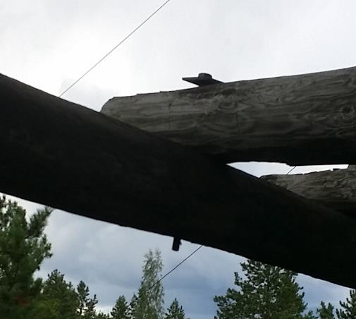 Liitoskohdissa seisova vesi lahottanut liitoskohtaa pylväistä.