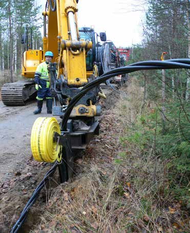 Asennus esikalustetuilla keskijännitevarusteilla vähentää asentajan vastuulla olevia työvaiheita, mikä yksinkertaistaa ja nopeuttaa asennusta työmaalla.