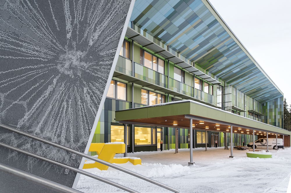 2 Koulun paikalla kasvaneesta mäntymetsästä otettu valokuva on ollut arkkitehdin lähtökohtana Ouluun valmistuneen Talvikankaan koulun julkisivussa, jossa on käytetty 34 eriväristä Cembritin