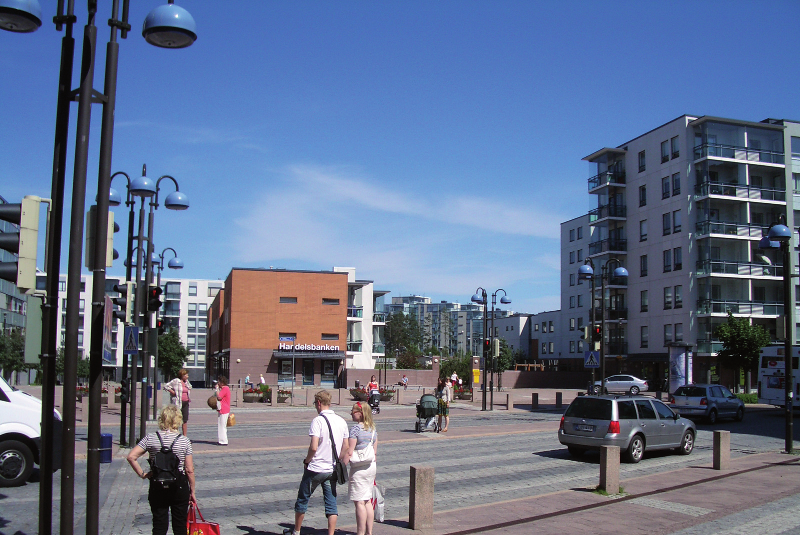 Muuttovoittona lisäyksestä tuli 1 362 henkeä eli 37 % kasvusta. Espooseen muuttaneista oli ruotsinkielisiä 5,0 % ja lähteneistä 6,6 %. Ruotsinkielisistä Espoo kärsi muuttotappiota 180 henkeä.