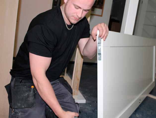 15. Asenna riipukkeet oven