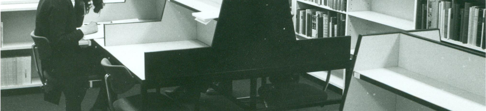 Kirjallisuus on sijoitettu tieteenaloittain seminaarikirjastoiksi eri laitosrakennuksiin. Fennicumissa sijaitsevat kansatieteen, uskontotieteen ja folkloristiikan kokoelmat.