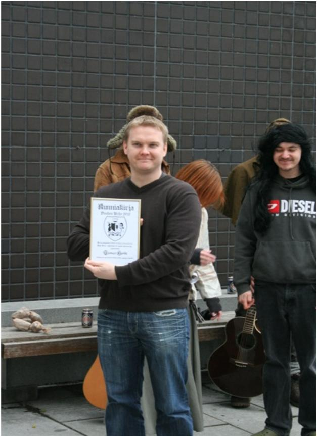 Kansatieteen ja folkloristiikan ensimmäisen vuoden opiskelijoiden perinteisesti esittämä Pyhän Urhon legenda maaliskuussa 2011.