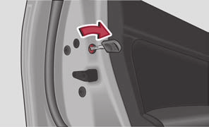 Avaaminen ja lukitseminen 35 Jos autoa ei voi pariston vaihtamisen jälkeen lukita tai avata kauko-ohjauksella, täytyy järjestelmä synkronoida sivu 40.