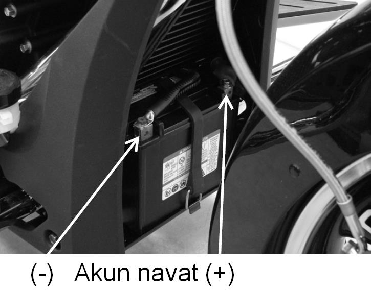 Akun irrotus Akku on sijoitettu moottorin edessä olevan alakatteen suojaan. Akun esille ottaminen ja huoltotyö edellyttävät alakatteen osittaista purkamista. 1.