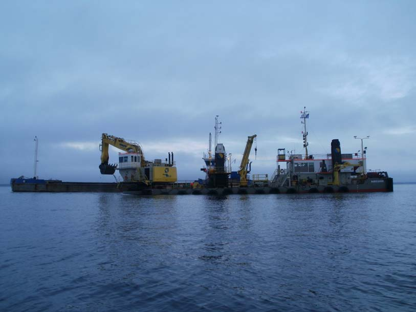 Kuva 1. Haminan sataman ja väylän ruoppaukset ja niihin liittyvät vesistö- ja kalataloustarkkailut jatkuivat vuonna 2010. Kuvassa iso ruoppaaja syventämässä Haminaan johtavaa laivaväylää. 2. AINEISTOT JA MENETELMÄT 2.