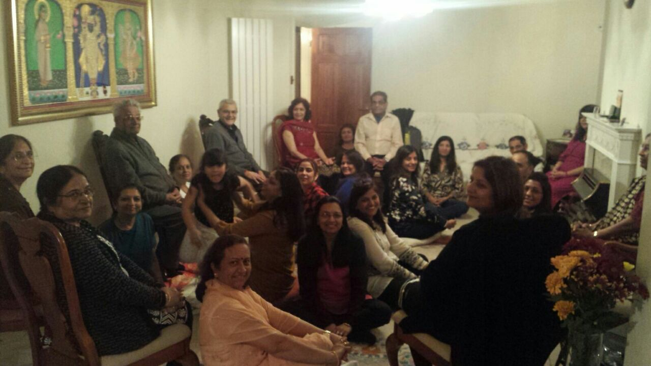 1. OM CHANTING HINDUTEMPPELEISSÄ JA KODEISSA BRITANNIASSA Olen viimeisen puolentoista vuoden aikana järjestänyt OM Chantingejä hindutemppeleissä Britanniassa.
