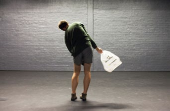Kurssilla harjoitellaan lämmittelyä, yhden-, kahden- ja monenvälisiä otteita ja liikesarjoja sekä vapaata, toisia huomioivaa ottelua.