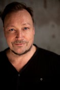 ammattilaiskurssit workshops for professionals Figure a Sea practice -aamutunnit Zodiakin uusi housekoreografi Sonya Lindfors ja taiteellinen johtaja Harri Kuorelahti keskustelevat Tiistaisin ja
