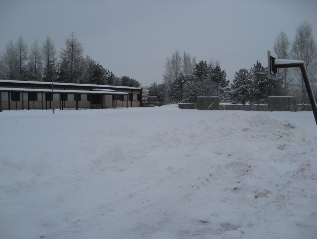 Pääsisääntulo Kaarisillan koulun pihaan johtaa Isosannanpuistokadun puolelta.