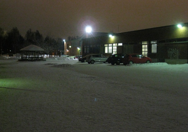 KUVIOT 15 ja 16. Entisen Isosannankoulun (vas.) ja Kaarisillan koulun (oik.) rakennusten väliin jäävä alue on pääasiassa asfalttia.