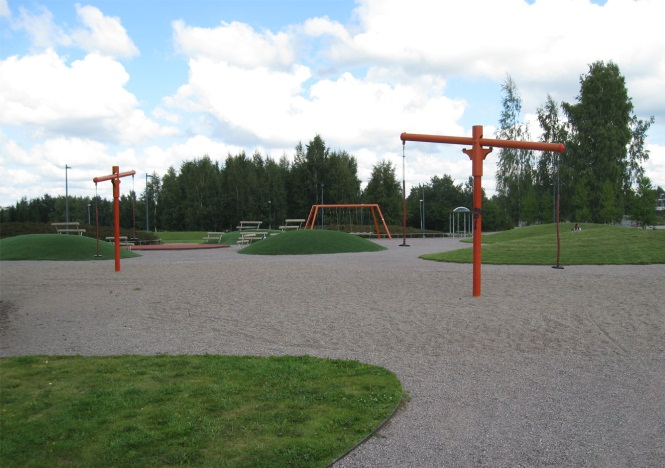 Tyttöjen puistosta löytyy myös auringonottopaikkoja ja iso nurmialue, jota voidaan käyttää erilaisten teemapäivien järjestämiseen.