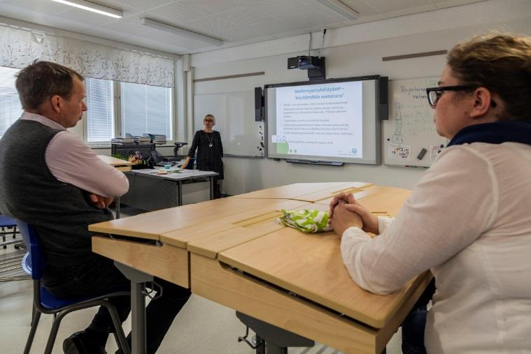 2) OPPILAITOKSEN TÄRKEIN YHTEISTYÖKUMPPANI Koti ja huoltajat Yhteistyötä tekevät ihmiset ei instituutiot Opettajalla suuri vastuu etujoukossa oppilaiden edessä Vastuuta ei voi (saa)