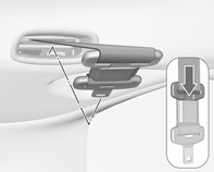 54 Istuimet, turvajärjestelmät Työnnä katossa olevaan turvavyön pitimeen siten, että alempi salpalevy osoittaa eteenpäin.
