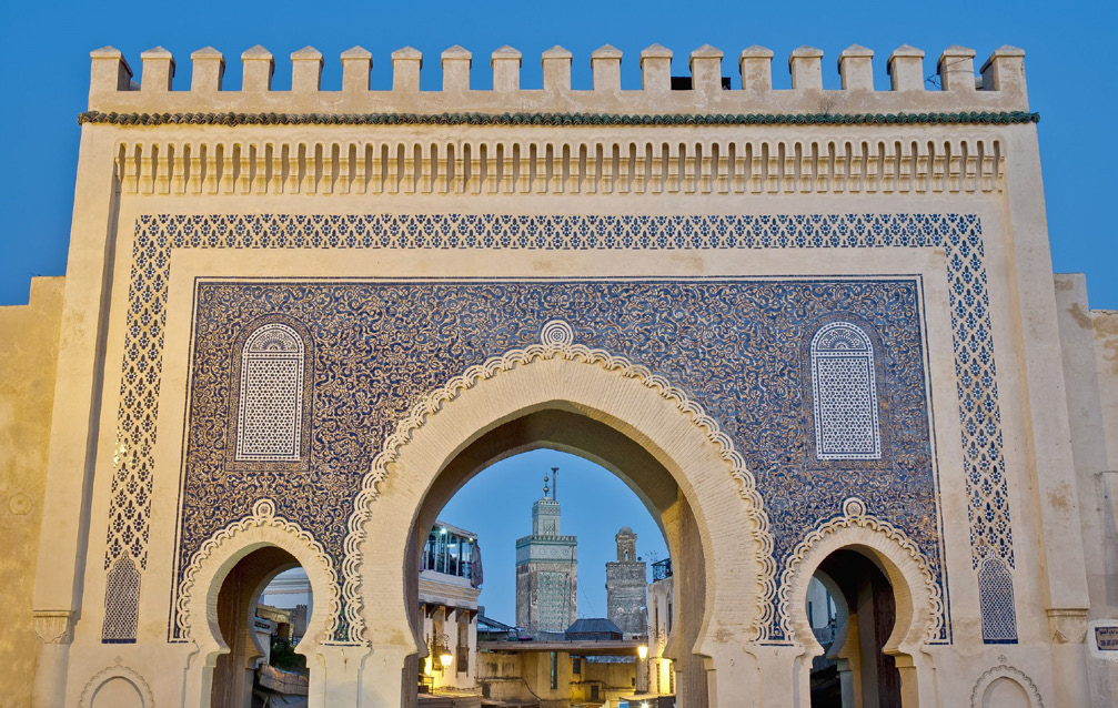 sellamme myös Moulay Ismailin museoon ja käymme markkinoilla, joiden erikoisuutena ovat taatelit, kuivatut hedelmät ja leivokset.