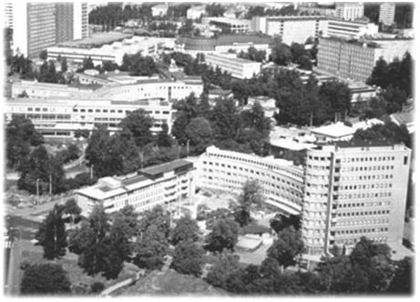 ) Tarjonta luo kysyntää -ajattelu If you build it, they will come Markkinaosuuskilpailu kyllä minäkin kun toi toinenkin Globaali reaalioptio tuotannolle