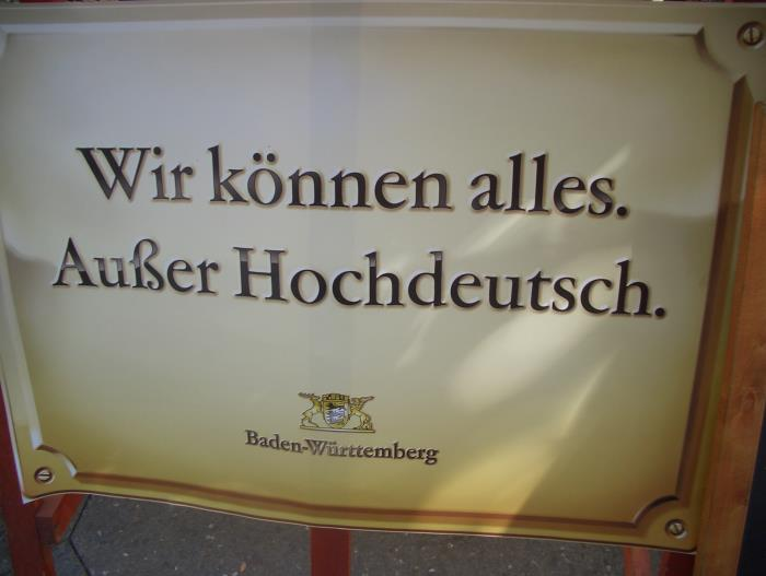 ÜBUNG 2 Ergänzen Sie die fehlenden Präpositionen. a. Anne hat mir schon oft Computerproblemen geholfen. b. Sie beschäftigt sich sehr viel Computern. c.