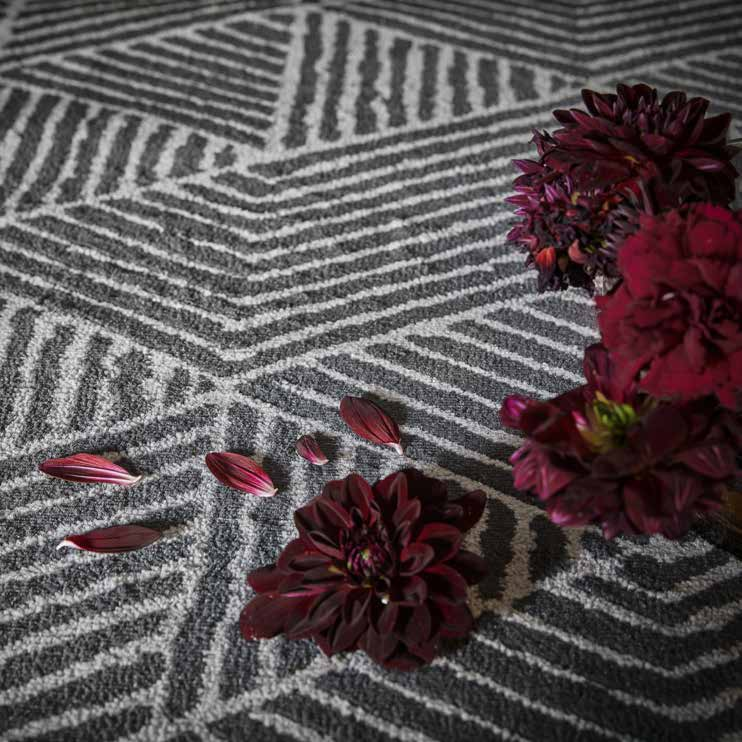 Paulin Machadon suunnittelemat matot tuovat lattioille vahvan särmikästä tyyliä, ja niiden paksu nukka vaimentaa ääniä ja tuntuu