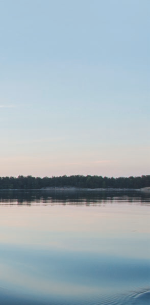 SUURENMOINEN NAUTINTO KELILLÄ KUIN KELILLÄ. Jykevä joka sään kulkija suojaavin laitapulpetein. Merikelpoisuudeltaan ja ajo-ominaisuuksiltaan kokoistaan paljon suurempien veneiden luokkaa.