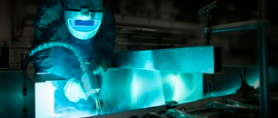 Faster båtarna konstrueras och tillverkas under samma tak i Juha Snell Oy:s fabriker i Kellokoski (Mariefors) i Tusby, Finland. De första Faster aluminiumbåtarna tillverkades redan år 1978.