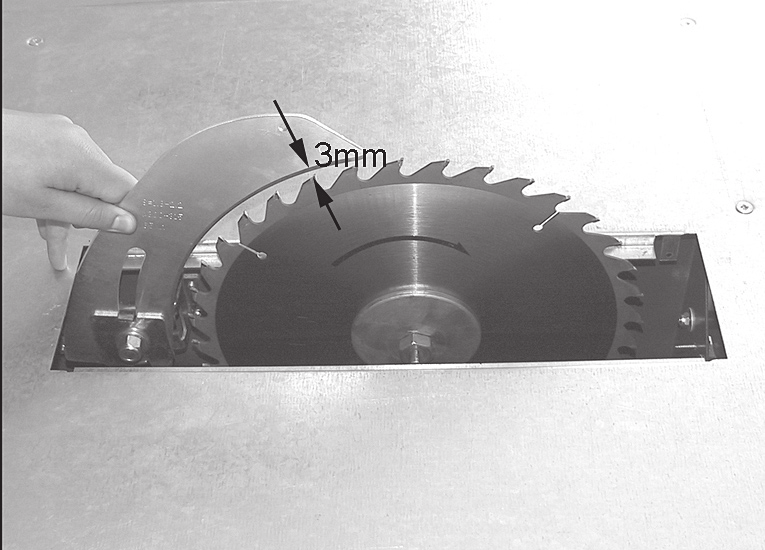 ENGLISH 5.6 Saw blade ATTENTION! Always use gloves when handling the saw blade. 1. Lift up the motor completely. 2. Assemble the parts in this order. Fig 8.