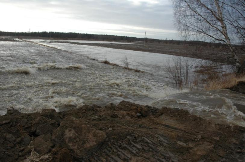 Puretut jäämassat törmäsivät merijäähän ja kasaantuivat Lapväärtinjoen suistoon (Kuva 26), jossa vesi levisi aluksi suiston Natura 2000 -alueelle.