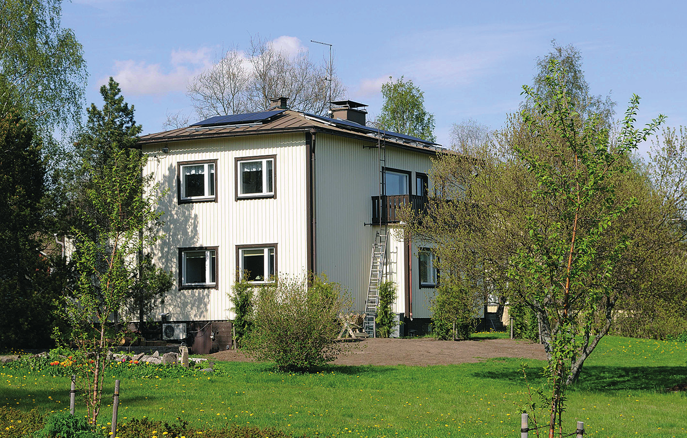 asennettavien paneeleiden laajempi eivät näy katutasoon, eivätkä häiritse piste.fi). Helsingin rakennusvalvonnan kaupunkikuvallinen näkyvyys. Paneelit julkisivunäkymää.