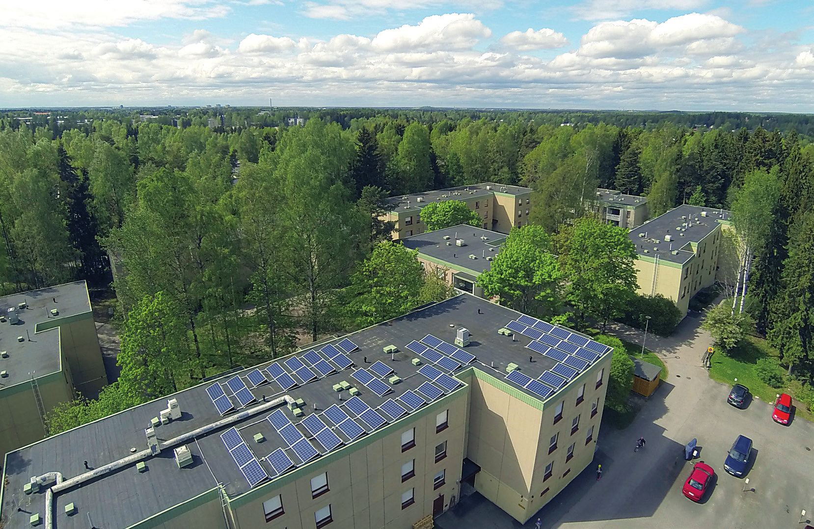 KYTKENTÄTAVAT KERROSTALOSSA Kerrostalossa voidaan hyödyntää aurinkosähköä kolmella eri kytkentätavalla: 1) Järjestelmä kytketään yksittäisen kerrostaloasukkaan sähköliittymään.