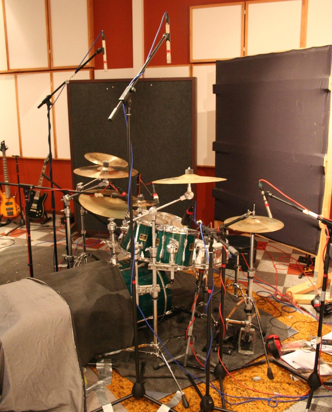 26 KUVA 6 Overhead-mikitys (Tero Luukkonen 2008) Vaikka hi-hat ja ride erottuivat overhead-mikrofoneista kohtalaisesti, halusin mikittää molemmat vielä erillisillä mikrofoneilla.