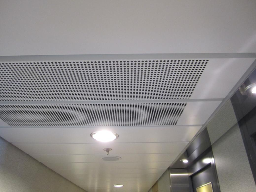 15 LVI-tekniikka sijoitetaan hyttikäytävän kattopaneelin ja yläpuolella olevan kannen väliin, jossa tilaa on tukipalkkien korkeudesta riippuen 500 550 mm.