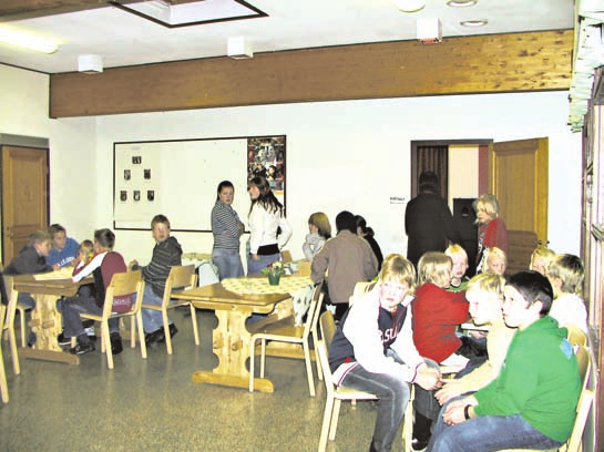 2 Kalenteri Sunnuntai 12.11.2006 Nuorimmat tytöt palkittavina. Kuvasatoa jalkapallokauden päättäjäisistä Jalkapalloseura FC- 92 vietti viime viikolla kauden päättäjäisiä.