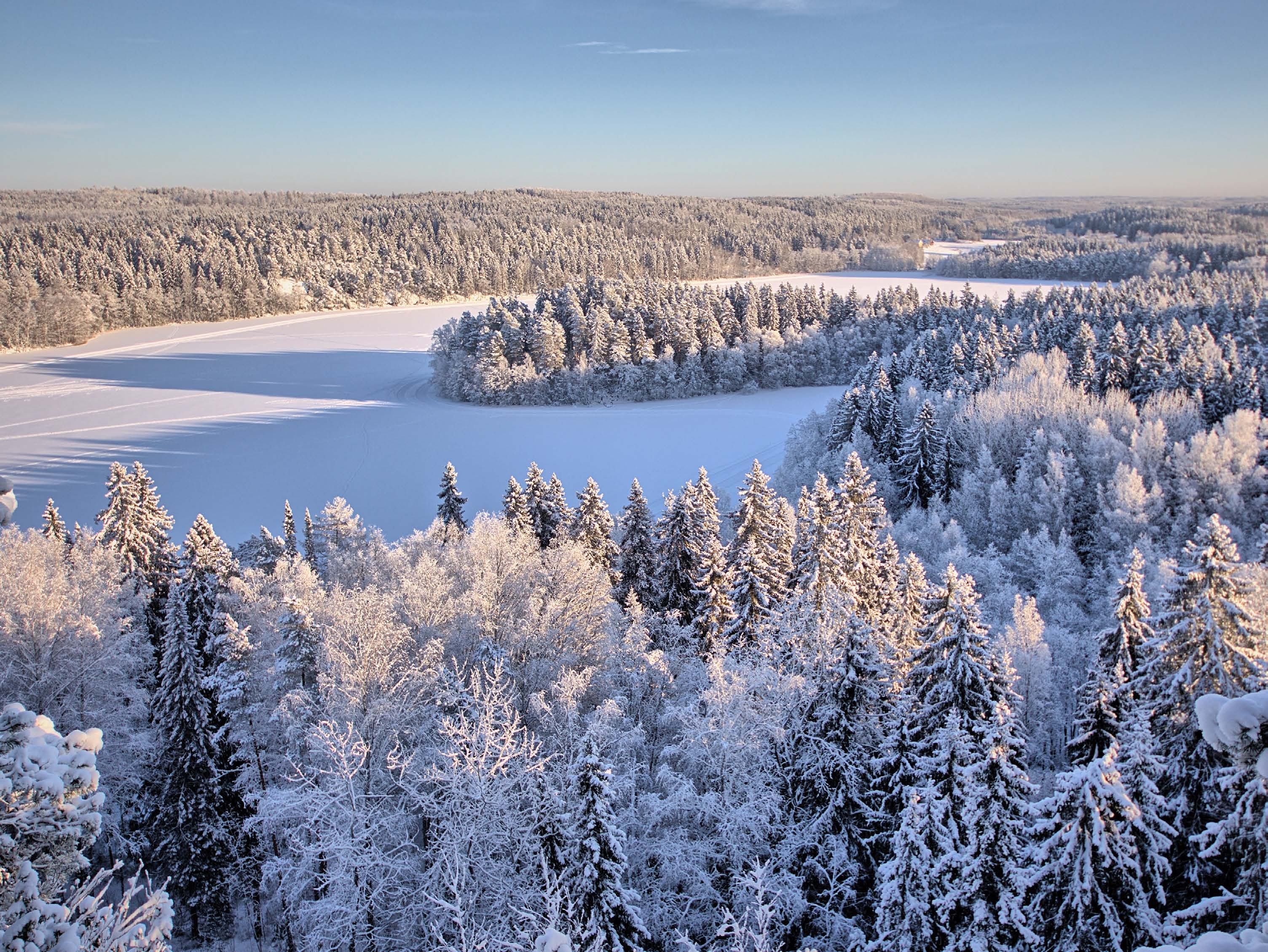 SUOMALAISET YRITYKSET Suomalaiset yritykset tehostavat aktiivisesti energiankäyttöään. Vapaaehtoisissa energiatehokkuussopimuksissa on mukana yli 600 yritystä ja niiden noin 5000 toimipaikkaa.